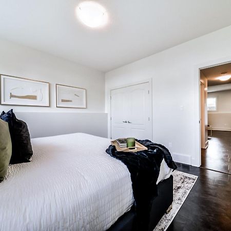 Stunning Modern Suite - King Bed - Free Parking & Netflix - Fast Wi-Fi - Long Stays Welcome Edmonton Rom bilde