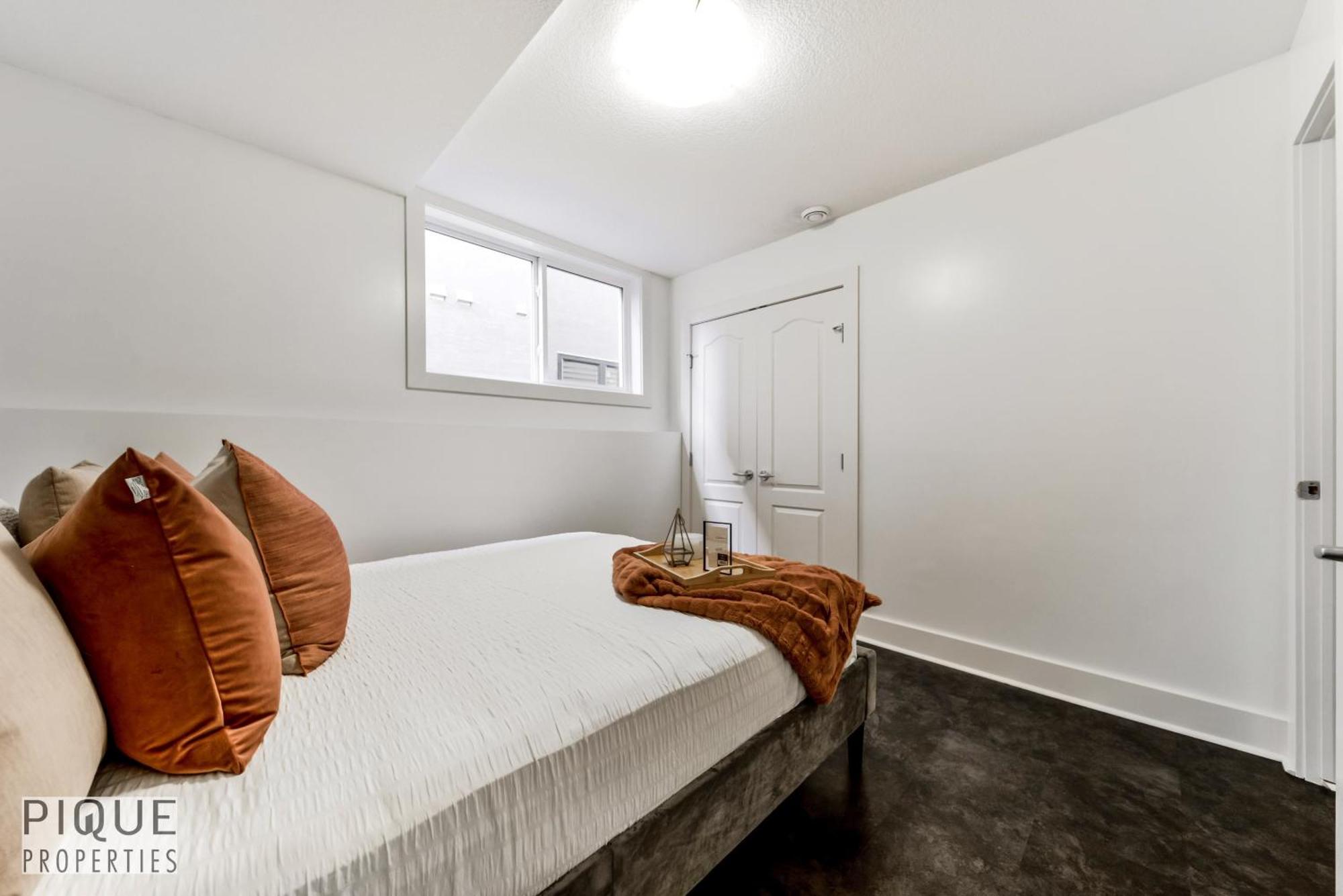 Stunning Modern Suite - King Bed - Free Parking & Netflix - Fast Wi-Fi - Long Stays Welcome Edmonton Rom bilde
