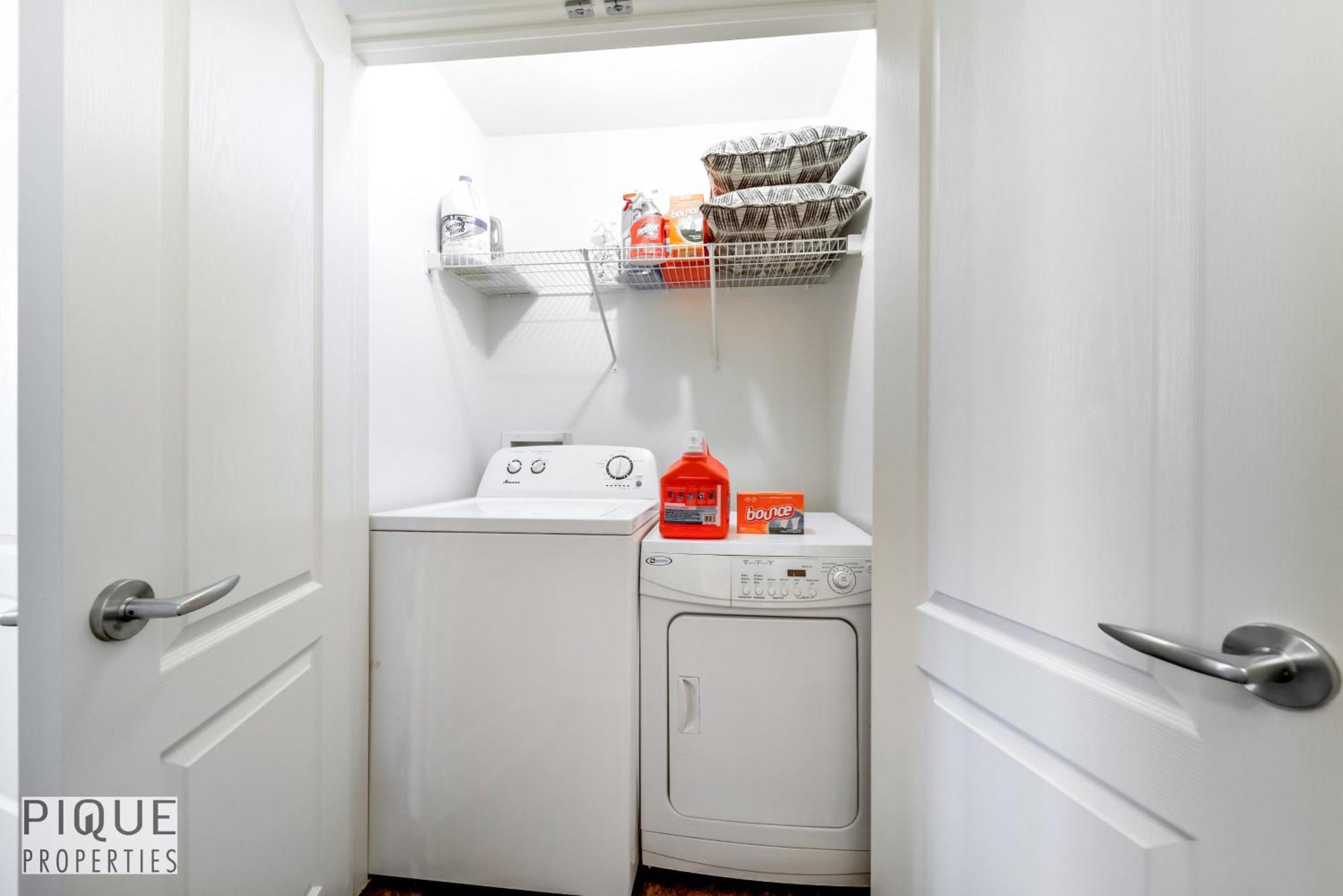 Stunning Modern Suite - King Bed - Free Parking & Netflix - Fast Wi-Fi - Long Stays Welcome Edmonton Rom bilde