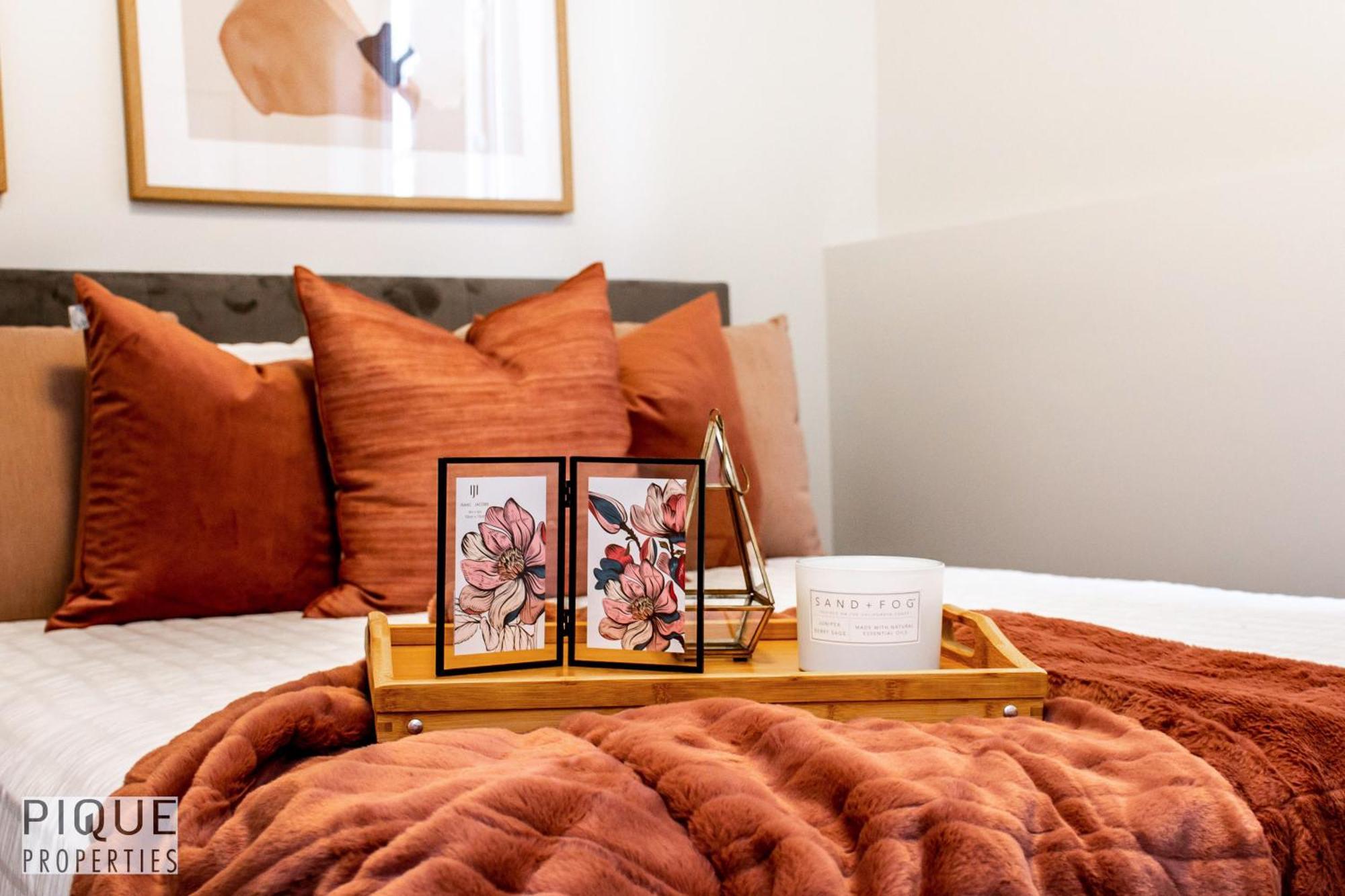 Stunning Modern Suite - King Bed - Free Parking & Netflix - Fast Wi-Fi - Long Stays Welcome Edmonton Rom bilde