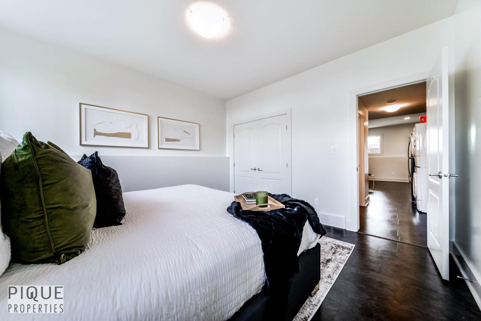 Stunning Modern Suite - King Bed - Free Parking & Netflix - Fast Wi-Fi - Long Stays Welcome Edmonton Rom bilde