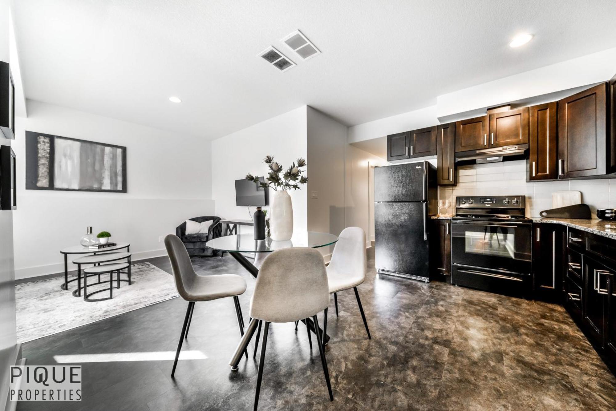 Stunning Modern Suite - King Bed - Free Parking & Netflix - Fast Wi-Fi - Long Stays Welcome Edmonton Rom bilde