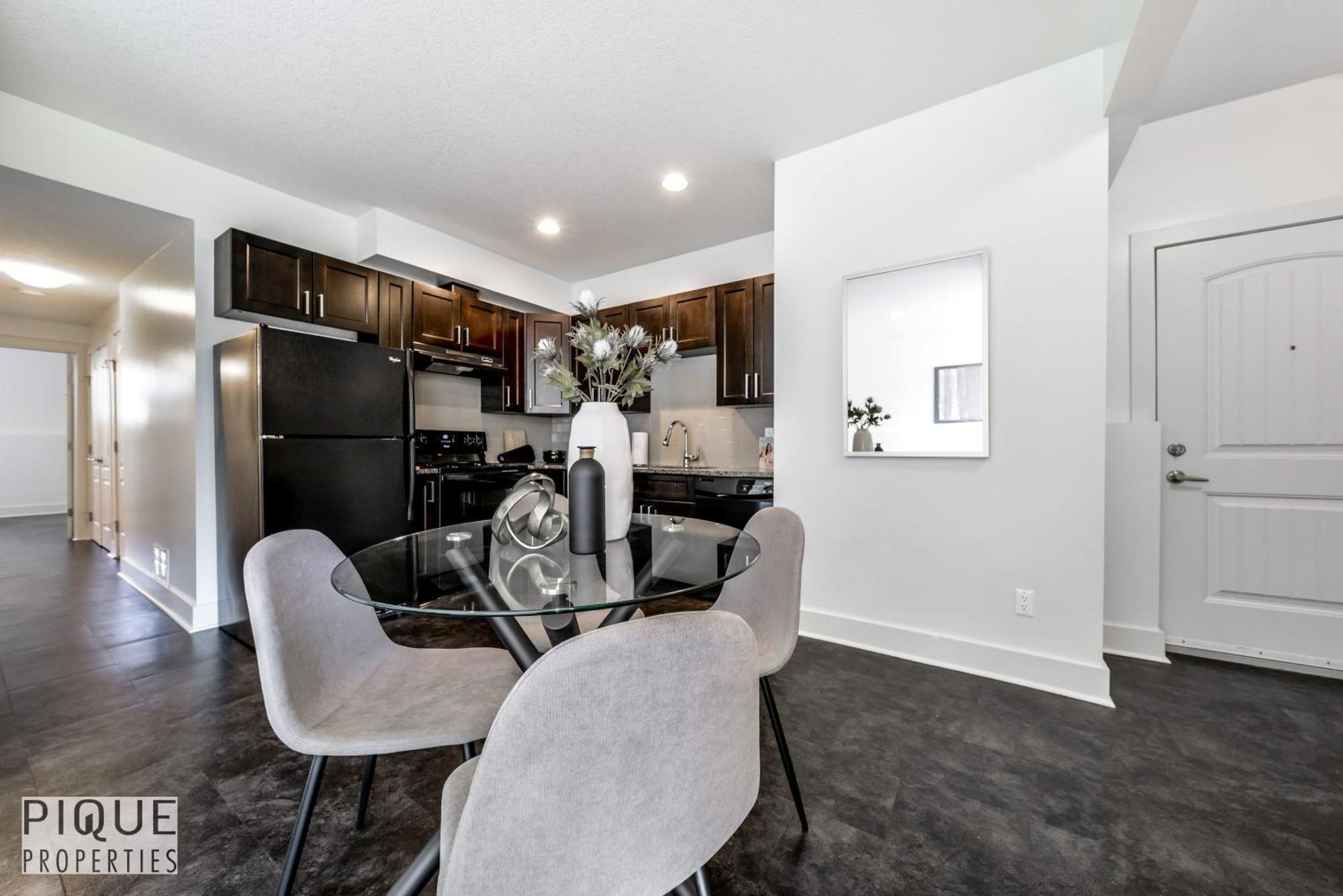 Stunning Modern Suite - King Bed - Free Parking & Netflix - Fast Wi-Fi - Long Stays Welcome Edmonton Rom bilde