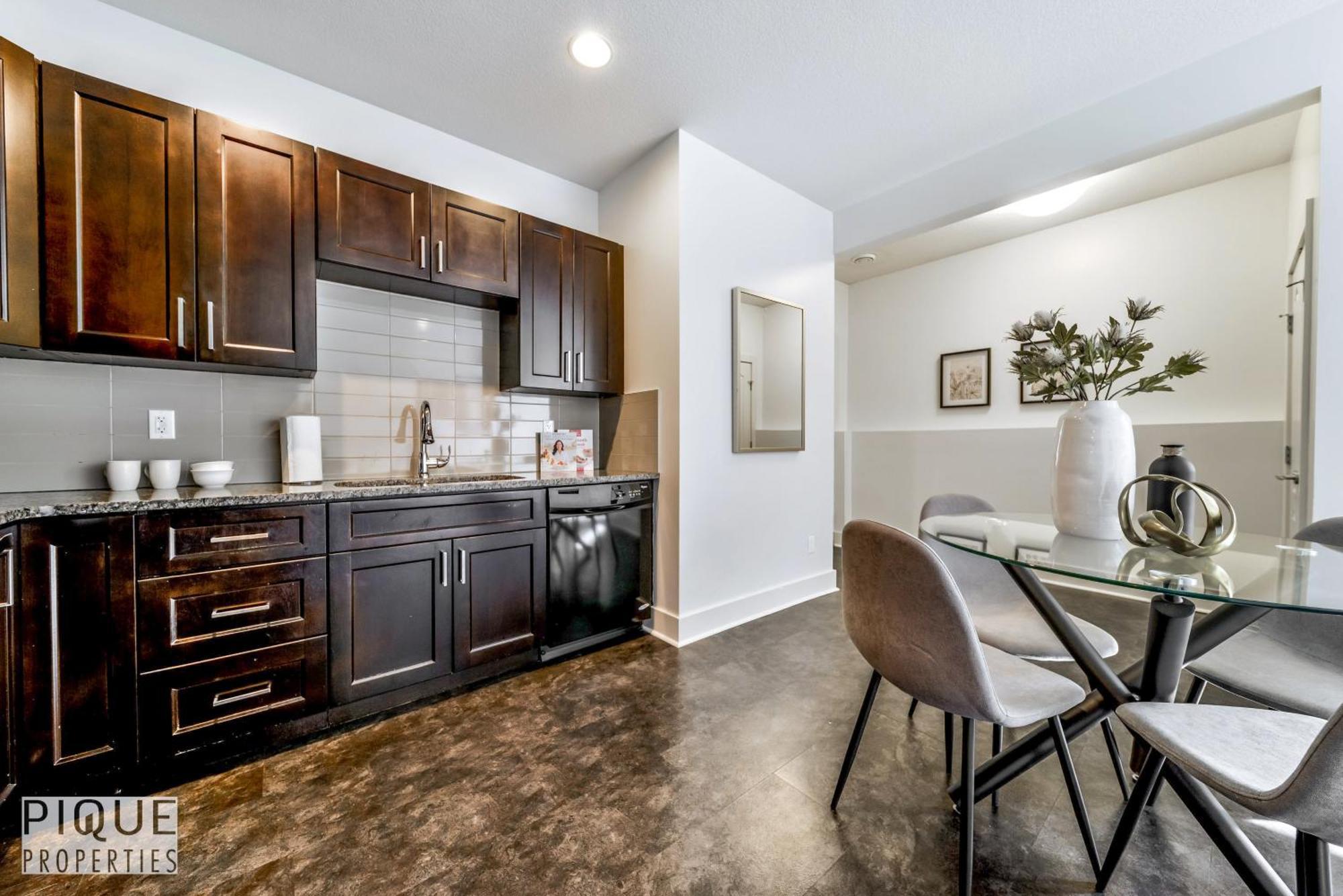 Stunning Modern Suite - King Bed - Free Parking & Netflix - Fast Wi-Fi - Long Stays Welcome Edmonton Rom bilde